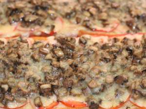 Coca de xampinyons , tomàquet i brie (2- 4 racions)