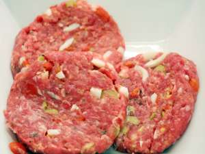 Hamburguesa amb ou dur, olives i pebrot 100gr